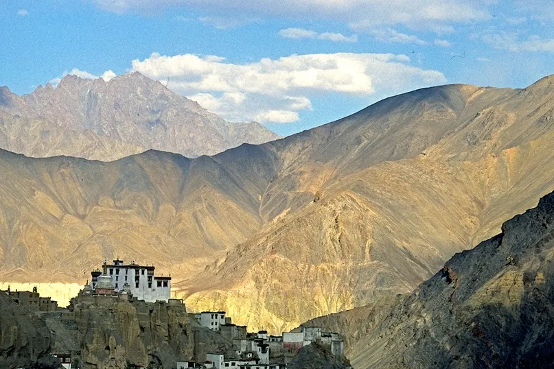 India Ladakh - dorp Lamayuru tussen gebergte.