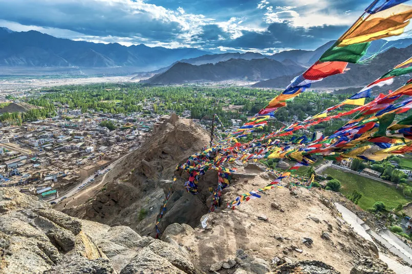 Ladakh trekking en biking - gebergte met gekleurde vlaggetjes.