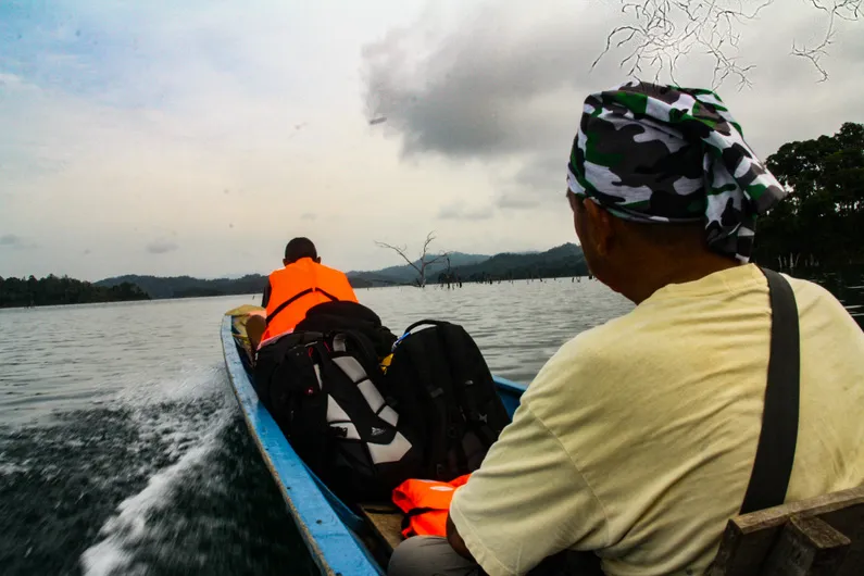 Maleisisch Borneo - mannen op een boot op een rivier in het Batang Ai National Park. 