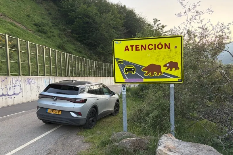 Een waarschuwingsbord langs de weg waarschuwt automobilisten voor overstekende beren.