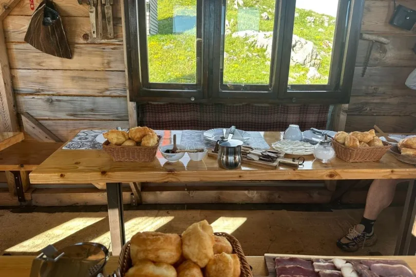 Het ontbijt in een katun in Montenegro.