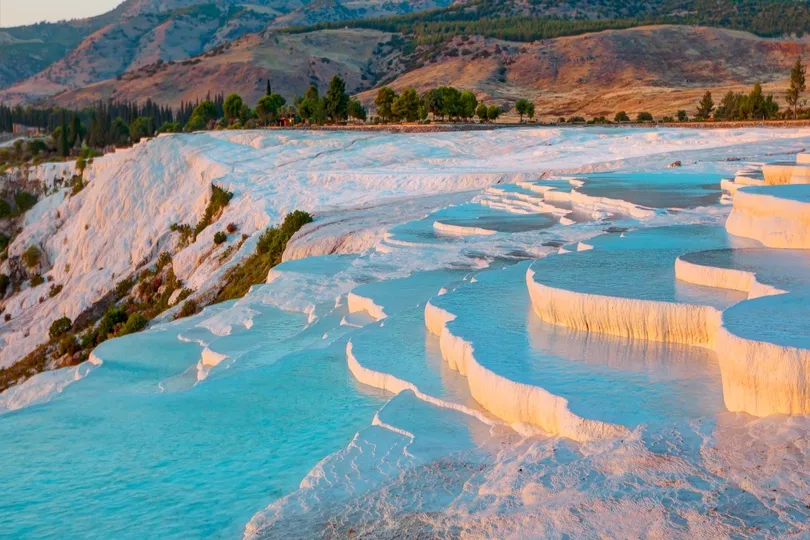 Witte kalkrotsen in Pamukkale.
