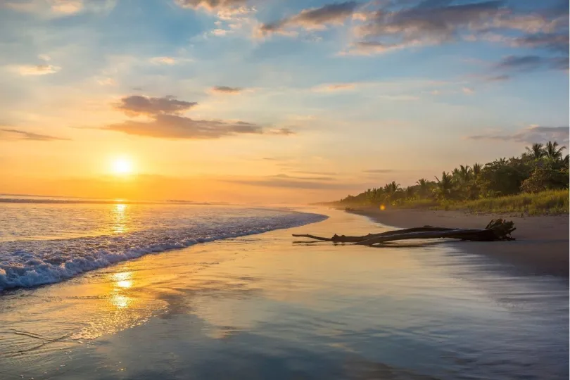 Een zonsondergang op het afgelegen Playa Matapalo, op het schiereiland Osa in Costa Rica.