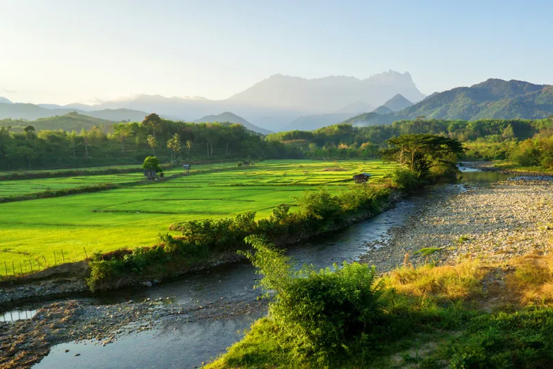 Maleisië tips - landschap met rivier en bergen in Sabah Maleisisch Borneo.