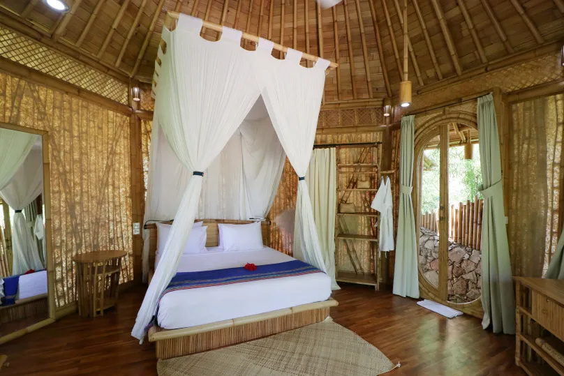 Hotel Sumba - bed in een kamer.