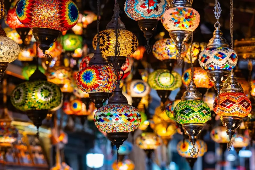 Turkse lampen met mooie en kleurrijke kleuren die in een winkel hangen.