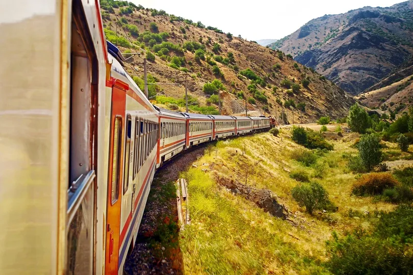 Trein rijdt door Turkije