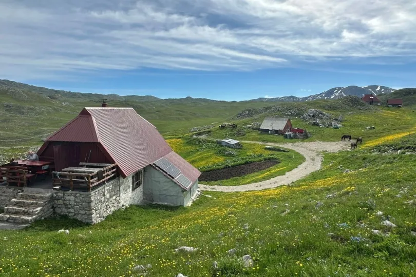 Een katun in een vallei van de bergen van Montenegro.
