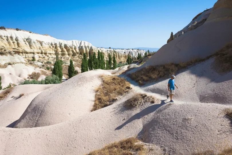 Man wandelt door het landschap van Cappadocië in Turkije.