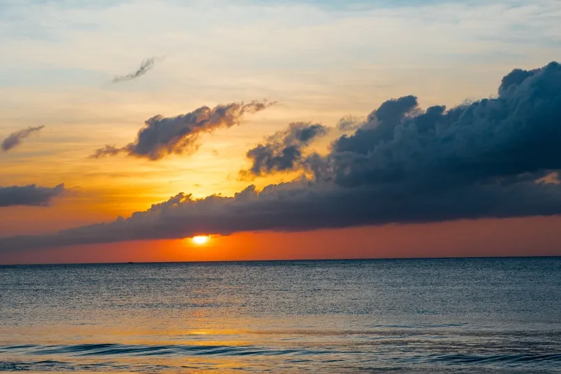 Zonsondergang op de Damai Beach in Maleisisch Borneo.