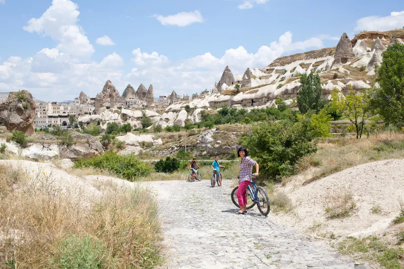 Drie fietsers in Cappadocië.