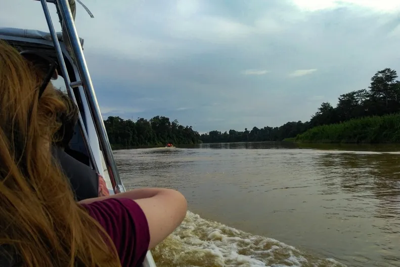 Maleisisch Borneo - reiziger op een boot tijdens een riviertocht.