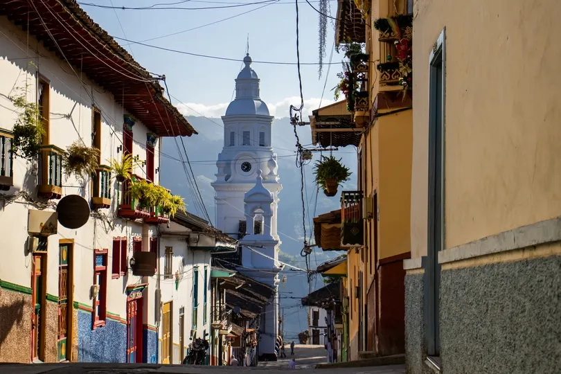 Straat met gekleurde huizen in Salamina in Colombia.