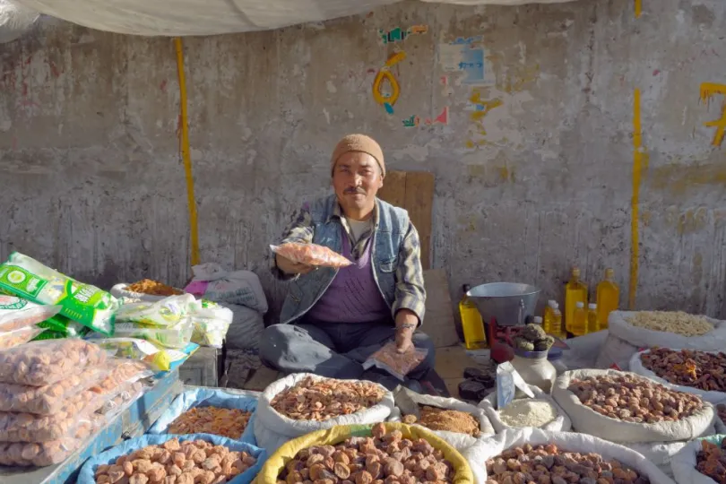 Trekking in Ladakh - lokale man bij zijn kraampje in Leh op de markt.