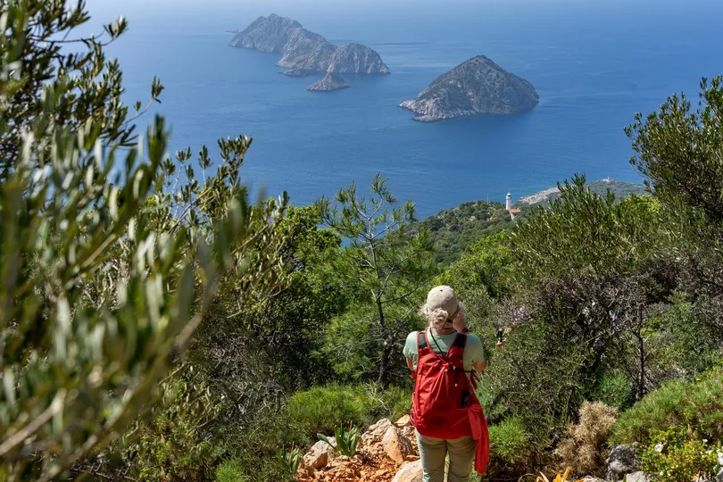 Vrouw kijkt naar het uitzicht van de Lycian Way.