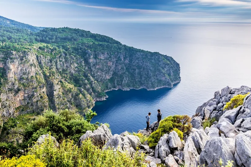 Twee mensen staan bij de vlindervallei in Turkije.
