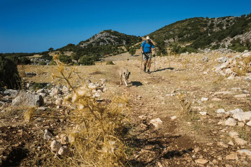 Man en hond wandelen de Lycian Way in Turkije.