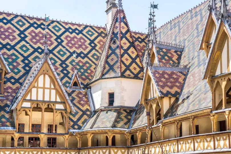 Dak van hospice in beaune.