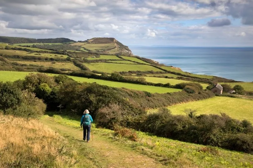 Vrouwelijke wandelaar wandelt de South West coast path in Engeland.