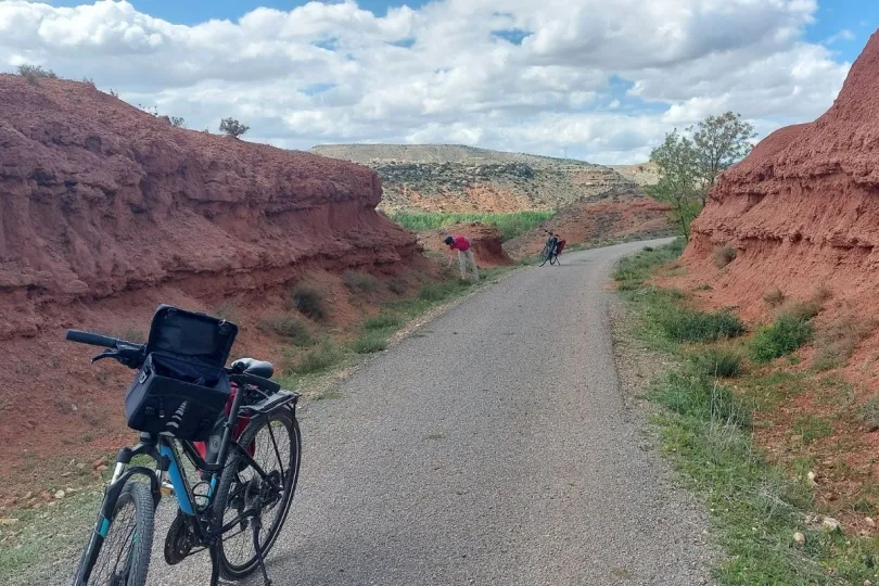 Twee fietsen tussen de rode rotsen in Spanje.