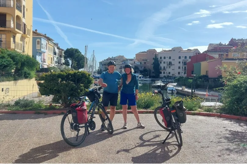 Arthur en Karin poseren in Valencia met hun fietsen.