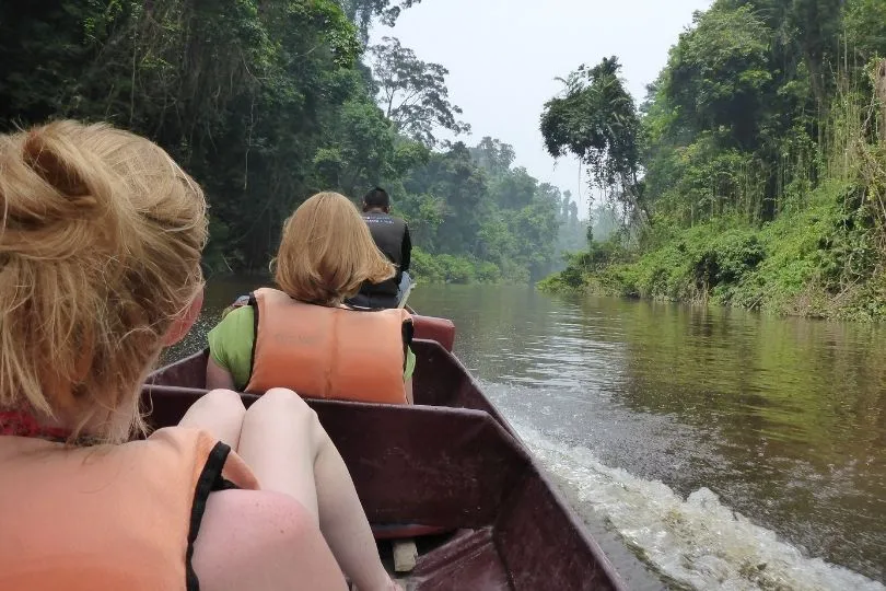 Boot met reizigers over de Taman Negara rivier.