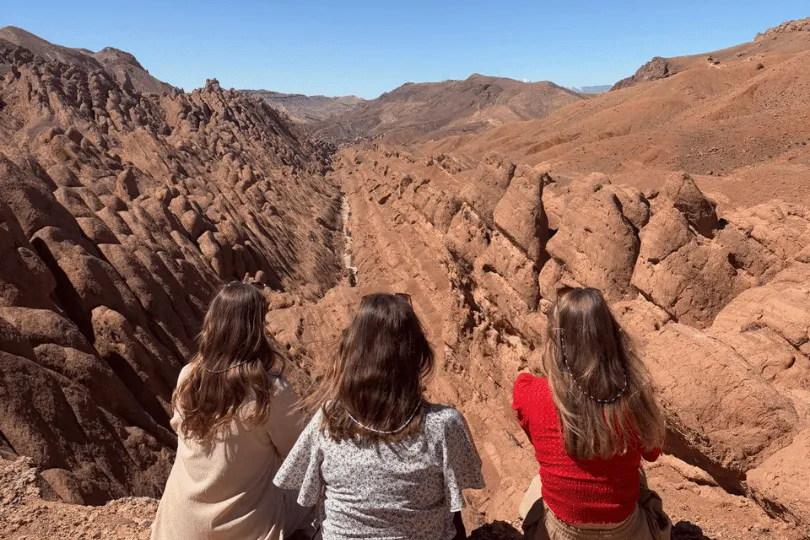 Drie kinderen die uitkijken op de Todrakloof. 