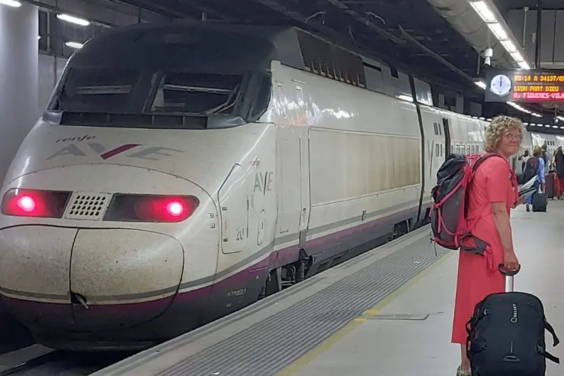 Karin stapt in de trein naar Spanje.