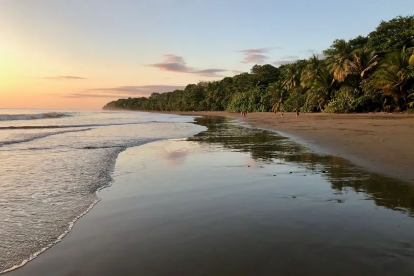 Zonsondergang bij Playa Ballena, Costa Rica.