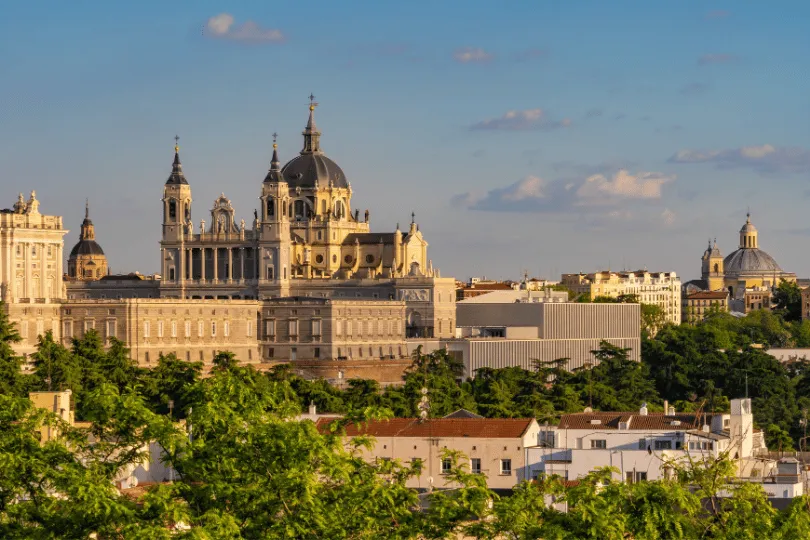 In de late namiddag uitzicht op de Almudena kathedraal in Madrid.