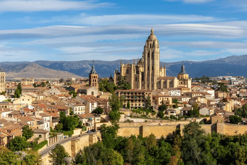 Stad panorama aanzicht van Segovia met de kathedraal die eruit steekt.