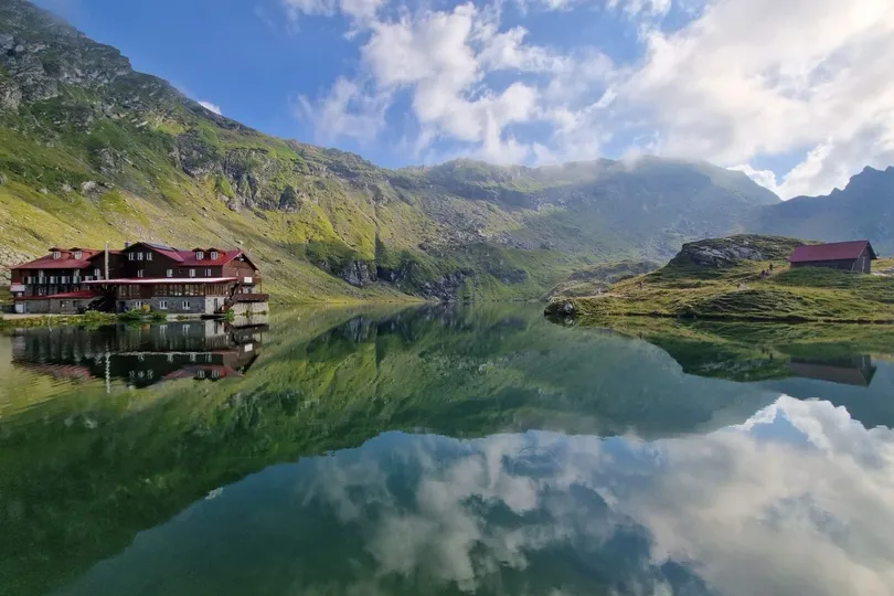 Meer met bergen en huisjes. 