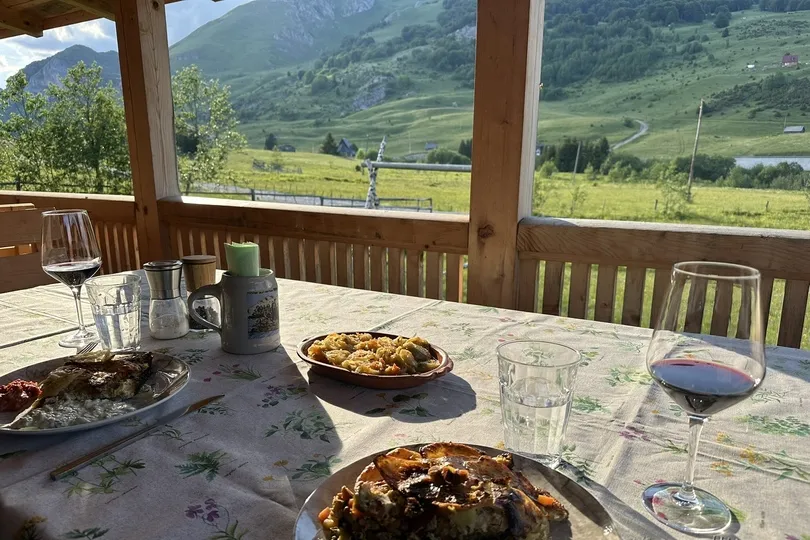 Eten op teras in de bergen.