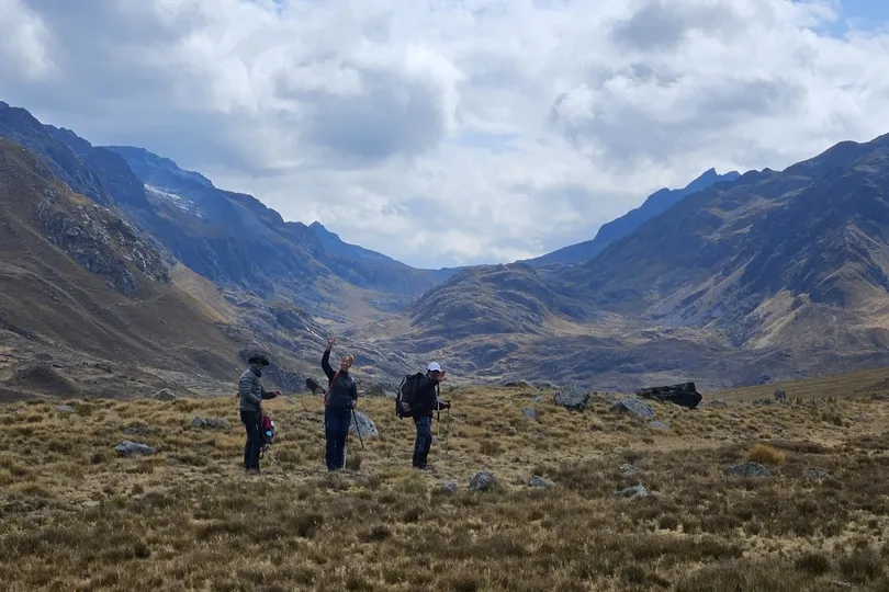 Drie reizigers wandelen in de bergen in Noord-Peru.