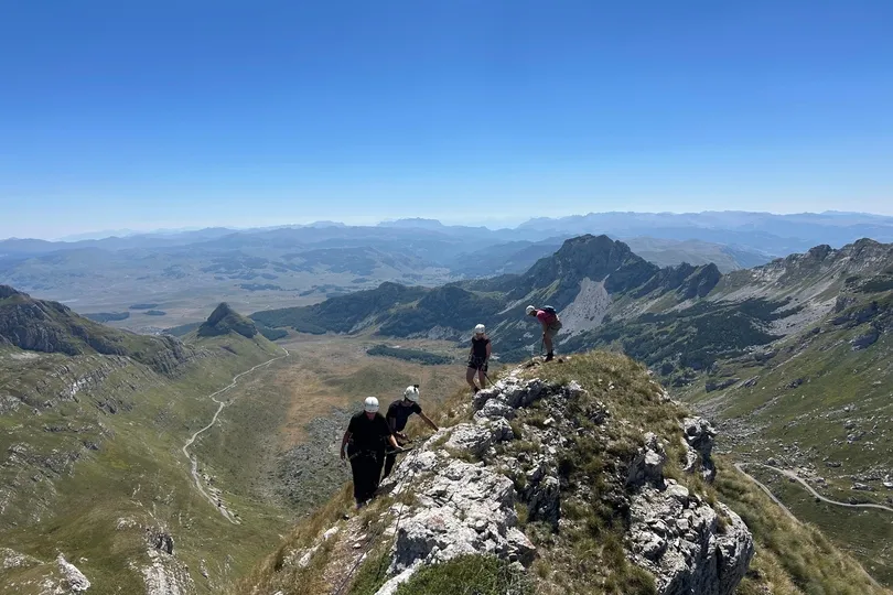 Klimmers op de top van een berg.