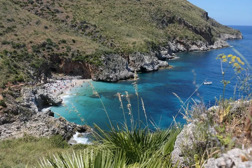 Uitzicht vanaf bovenaf op baai.