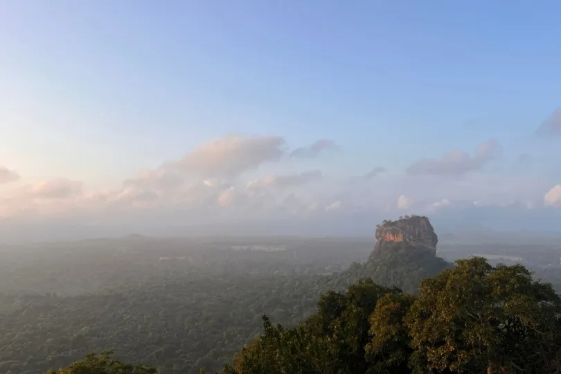 Uitzicht over de bekende Lion's Rock in Sri Lanka.