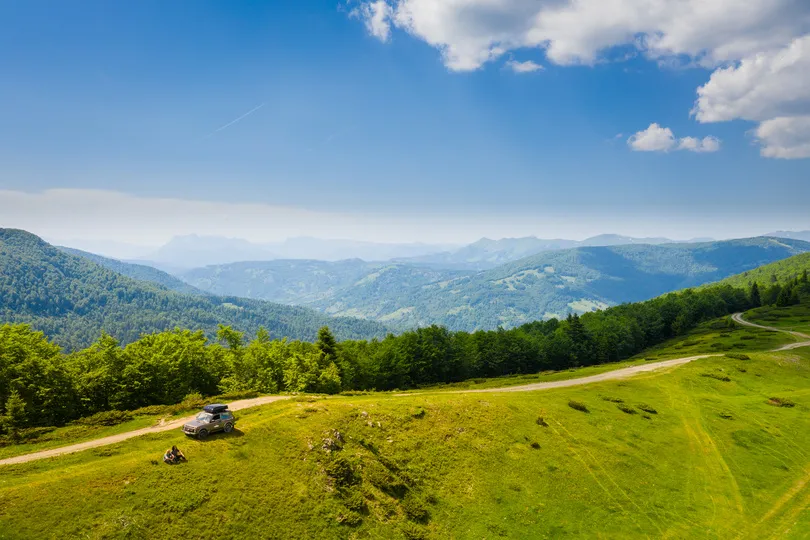 Auto in natuur op familiereis Montenegro.
