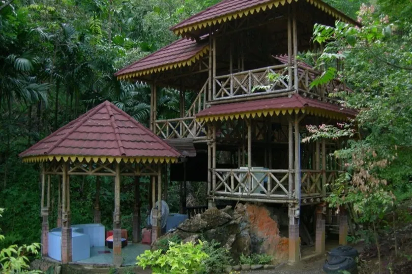 Open huisje in de jungle.