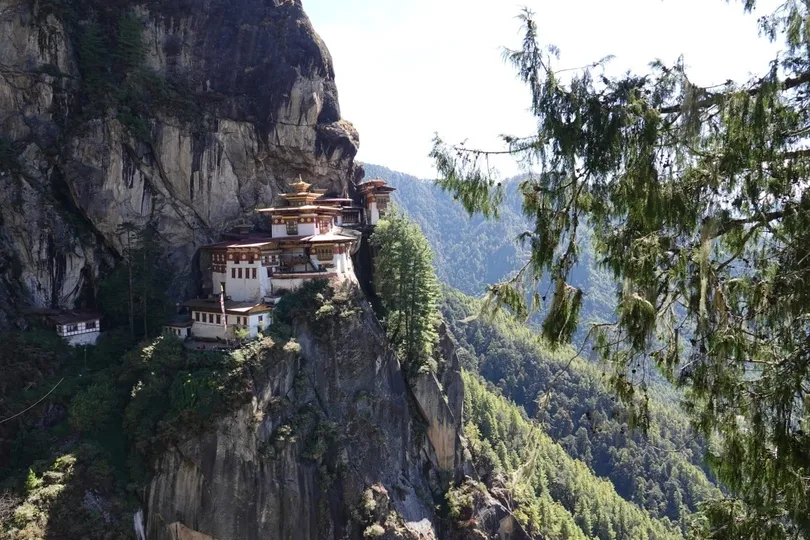 Het Tiger’s Nest-klooster ligt tegen een steile rotswand in de bergen van Bhutan.