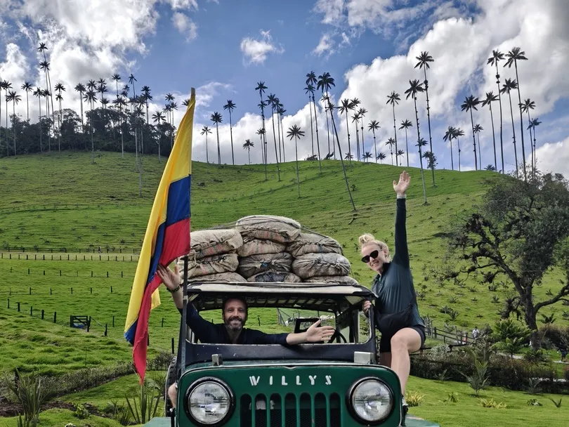 Twee reizigers staan bij een auto in Colombia.