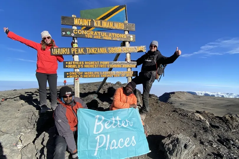 Reizigers op de top van de Kilimanjaro.