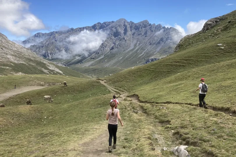 Gezin aan het wandelen over vlakte in berggebied.