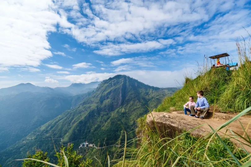 Twee kinderen zitten op een uitzichtpunt van Little Adam's Peak, Sri Lanka.