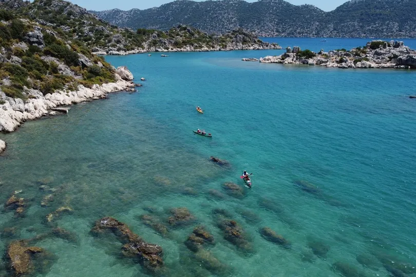 Kajakken op helderblauw water bij Kekova.