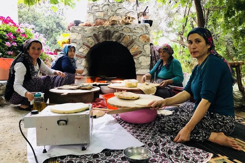 Turkse vrouwen geven een kookworkshop in Turkije.