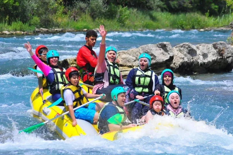Een groep reizigers is aan het raften in Turkije.