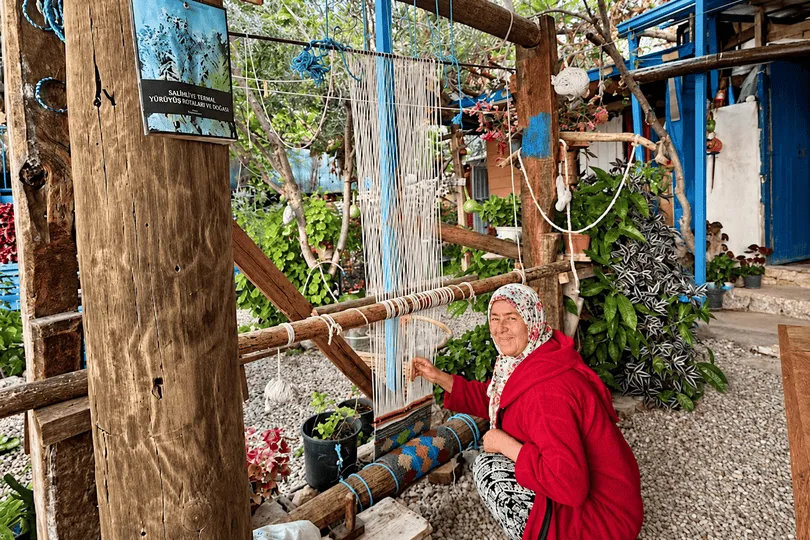 Vrouw is aan het weven in Turkije.