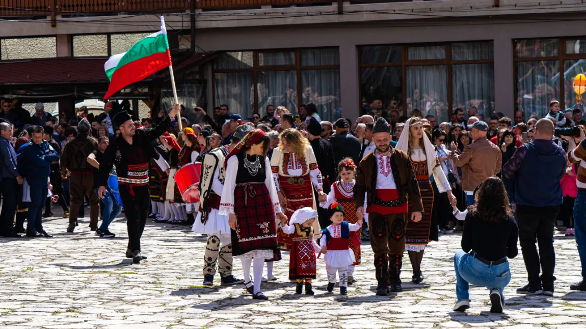 Familie in traditionele kledij tijdens feestdag in Bulgarije