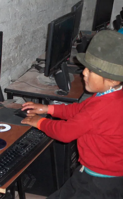 Praktische info Ecuador lokale kinderen achter computer